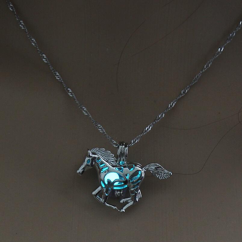 Halsband med lysande galopperande häst