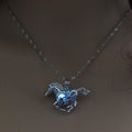 Halsband med lysande galopperande häst