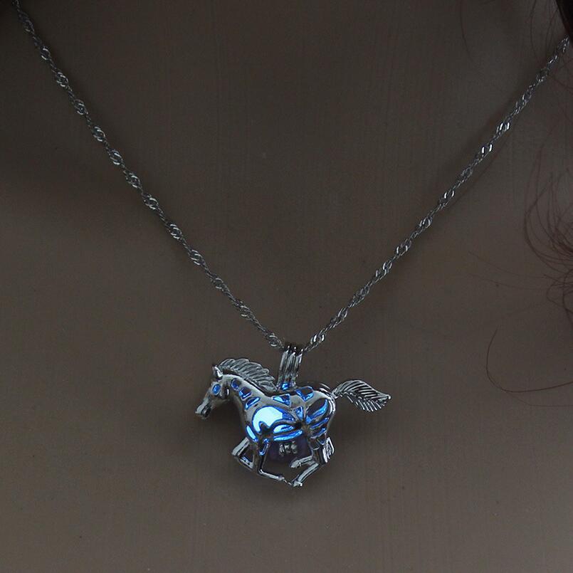 Halsband med lysande galopperande häst