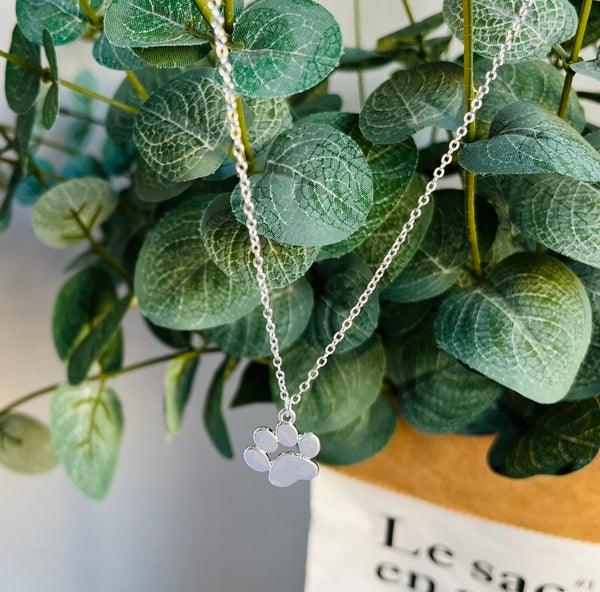 Elegant silverfärgat tasshalsband i rostfritt stål