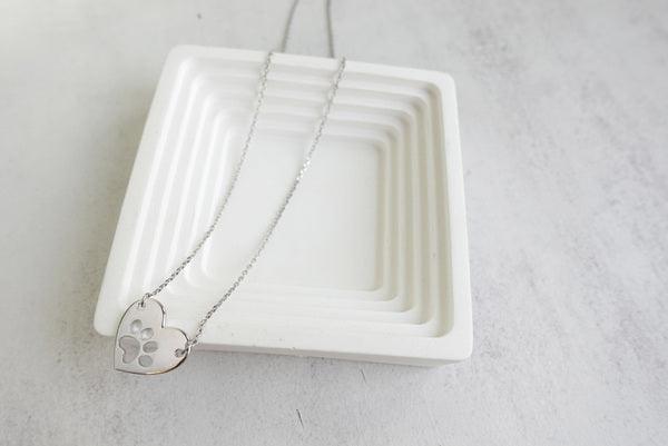 Silverfärgat halsband med hjärt- och tassberlock