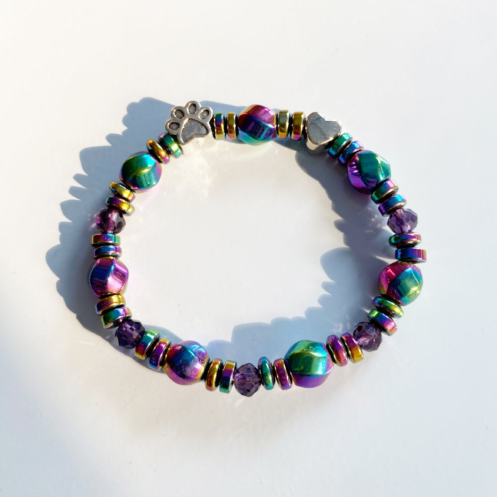 Magnetiskt armband med tassberlock