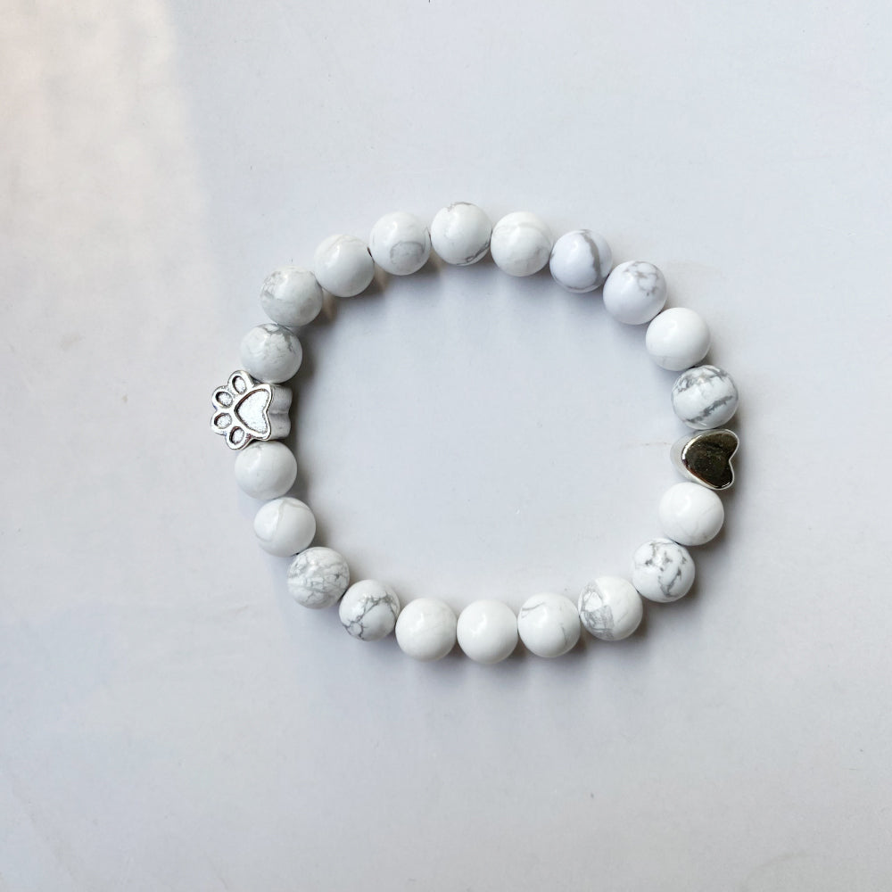 Handgjort armband av natursten med tass och hjärta