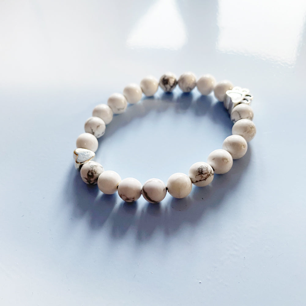 Handgjort armband av natursten med tass och hjärta