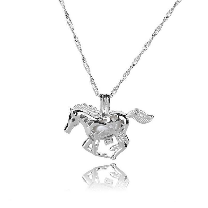 Halsband med lysande galopperande häst