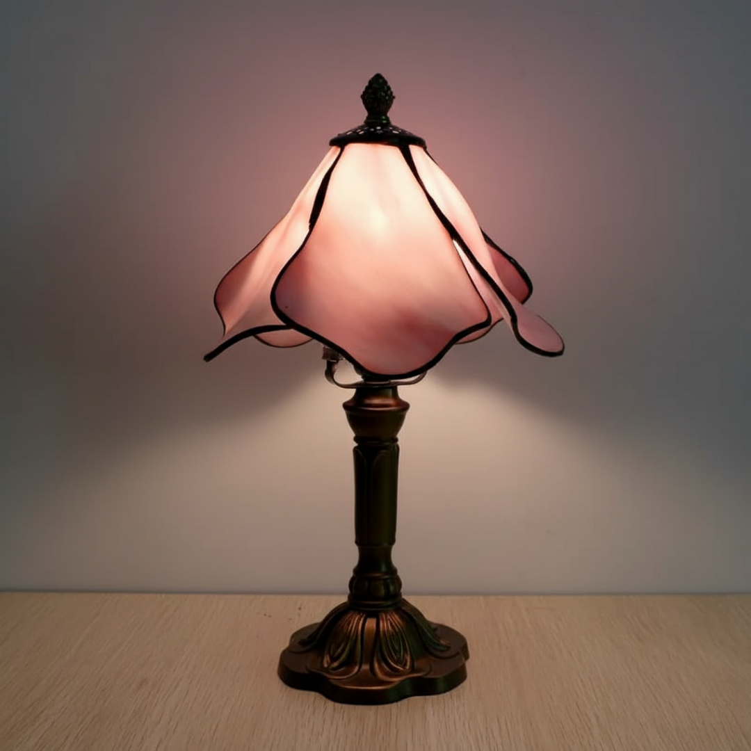 BLUSHEN | KLASSISK TIFFANY-LAMPA MED BLOMMOR