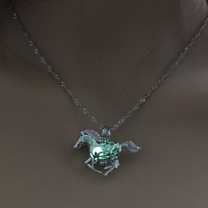 Halsband med lysande galopperande häst