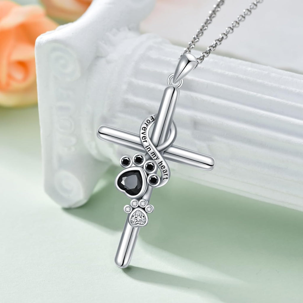 Halsband i sterlingsilver med tassavtryck och kors