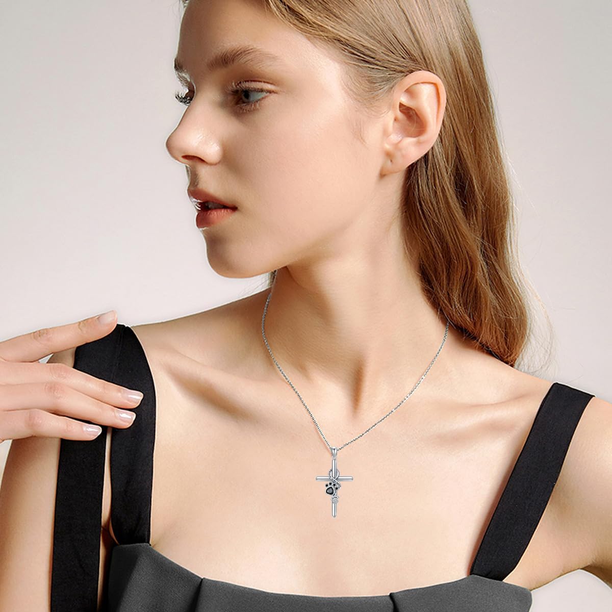 Halsband i sterlingsilver med tassavtryck och kors