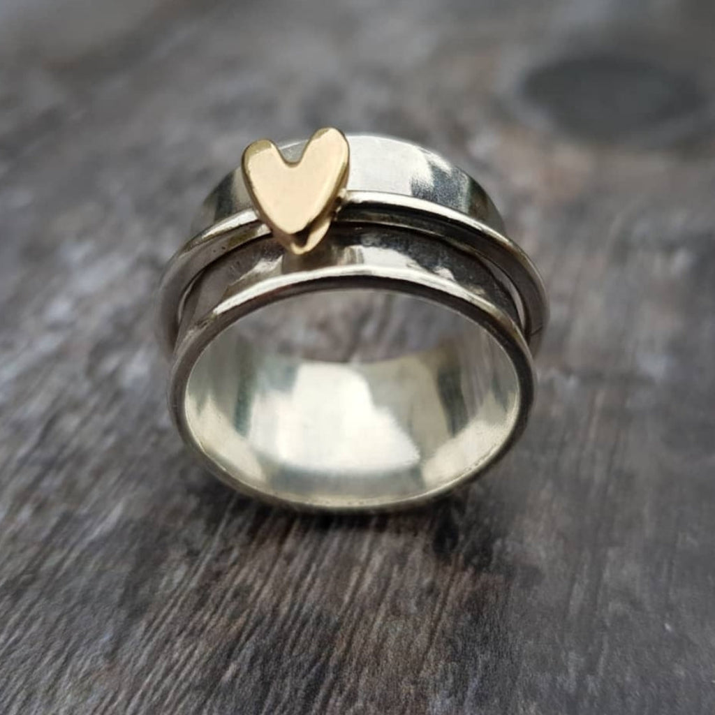 Mely – silverfärgad ring med guldfärgat hjärta