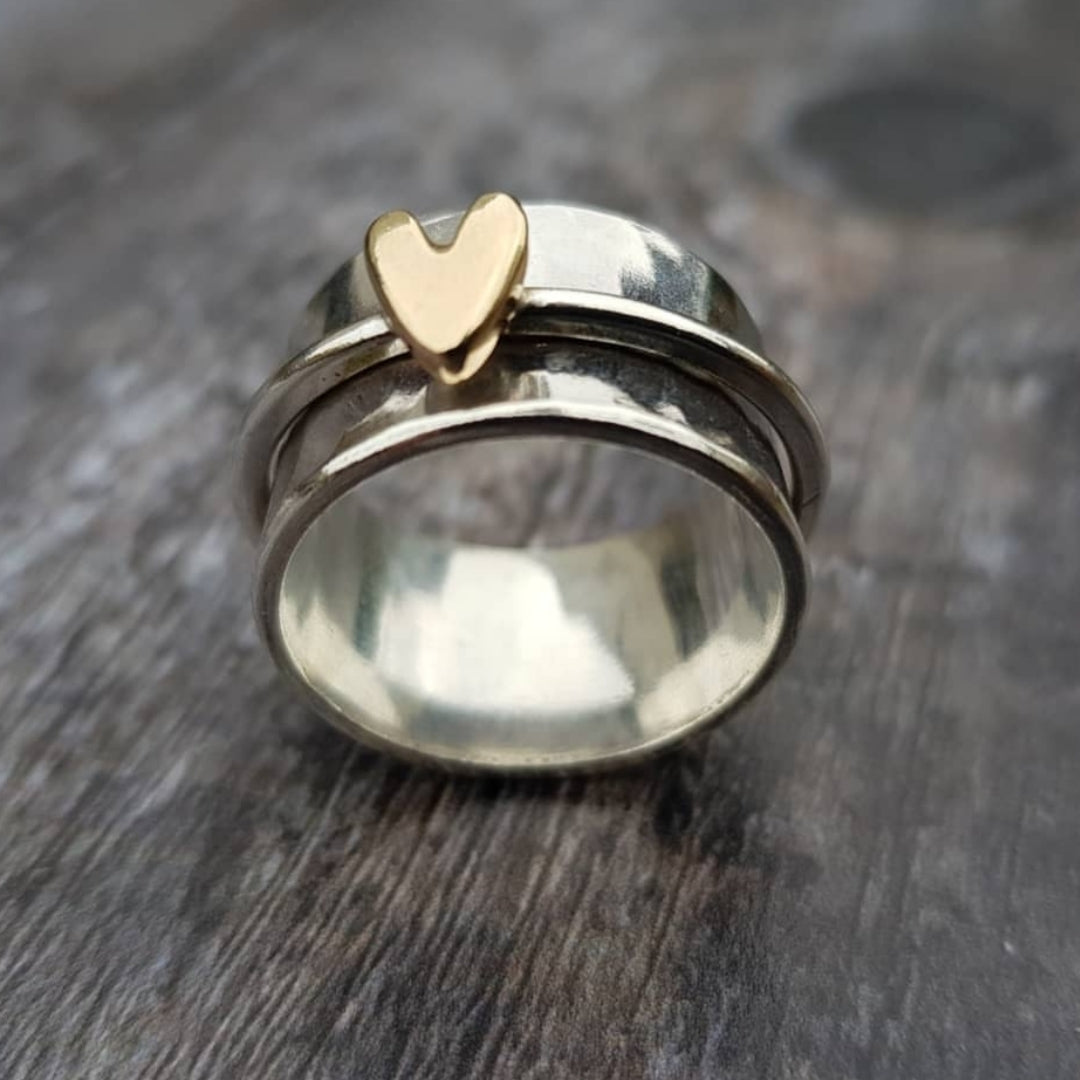 Mely – silverfärgad ring med guldfärgat hjärta