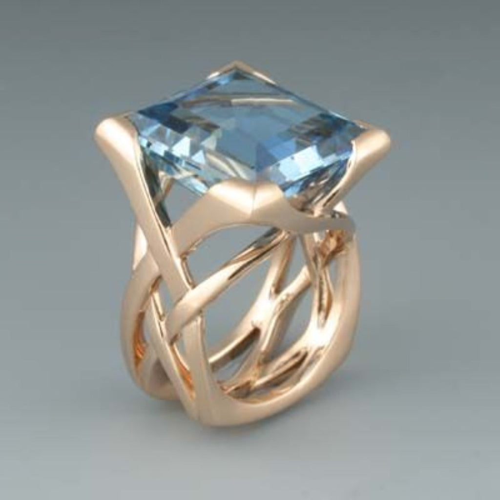Vintageinspirerad roséguldfärgad ring med blå zirkonia