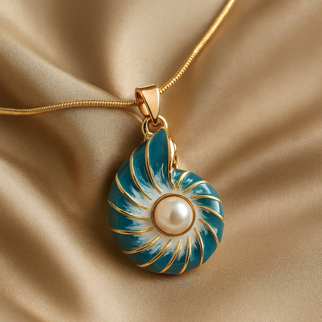 Halsband med blå snäckdetalj och pärlor