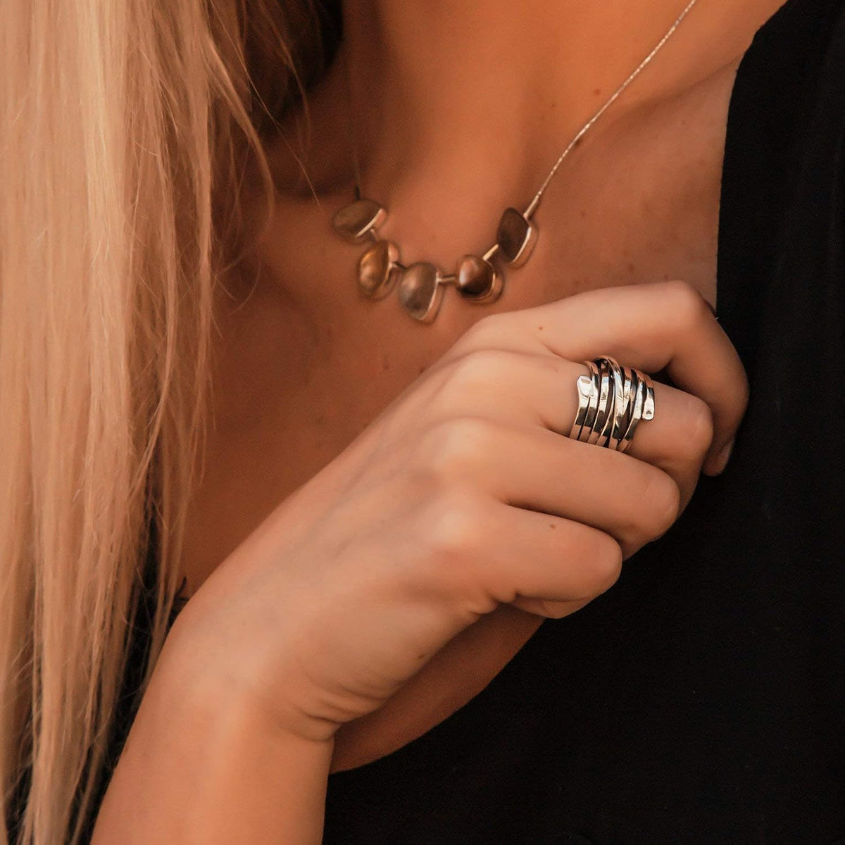 Bliss – bred silverfärgad ring i lagerdesign