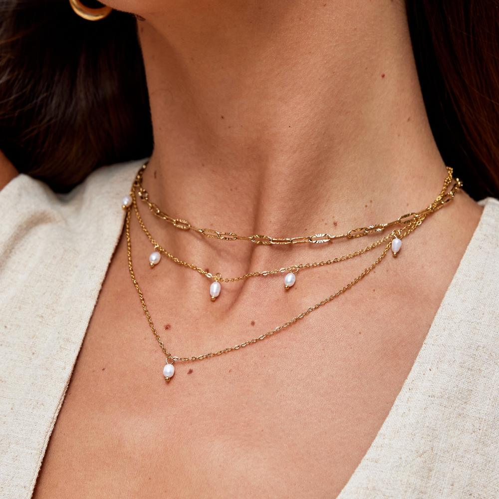 Kay – flerradigt halsband med hängande pärla