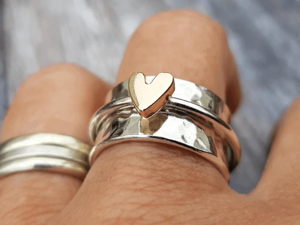Mely – silverfärgad ring med guldfärgat hjärta