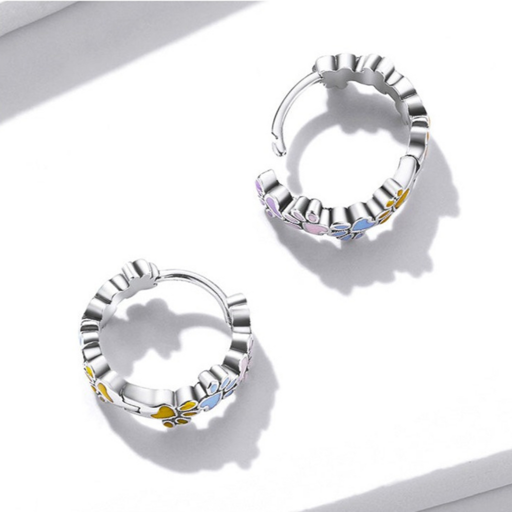 Färgglada tassörhängen i sterlingsilver