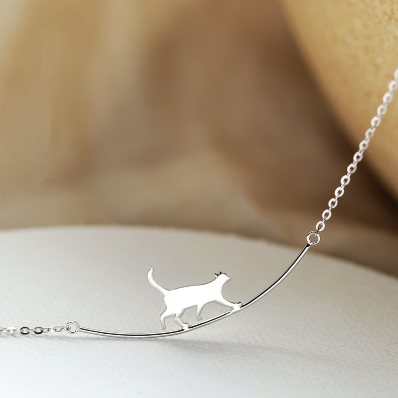 Silverfärgat halsband med klättrande katt