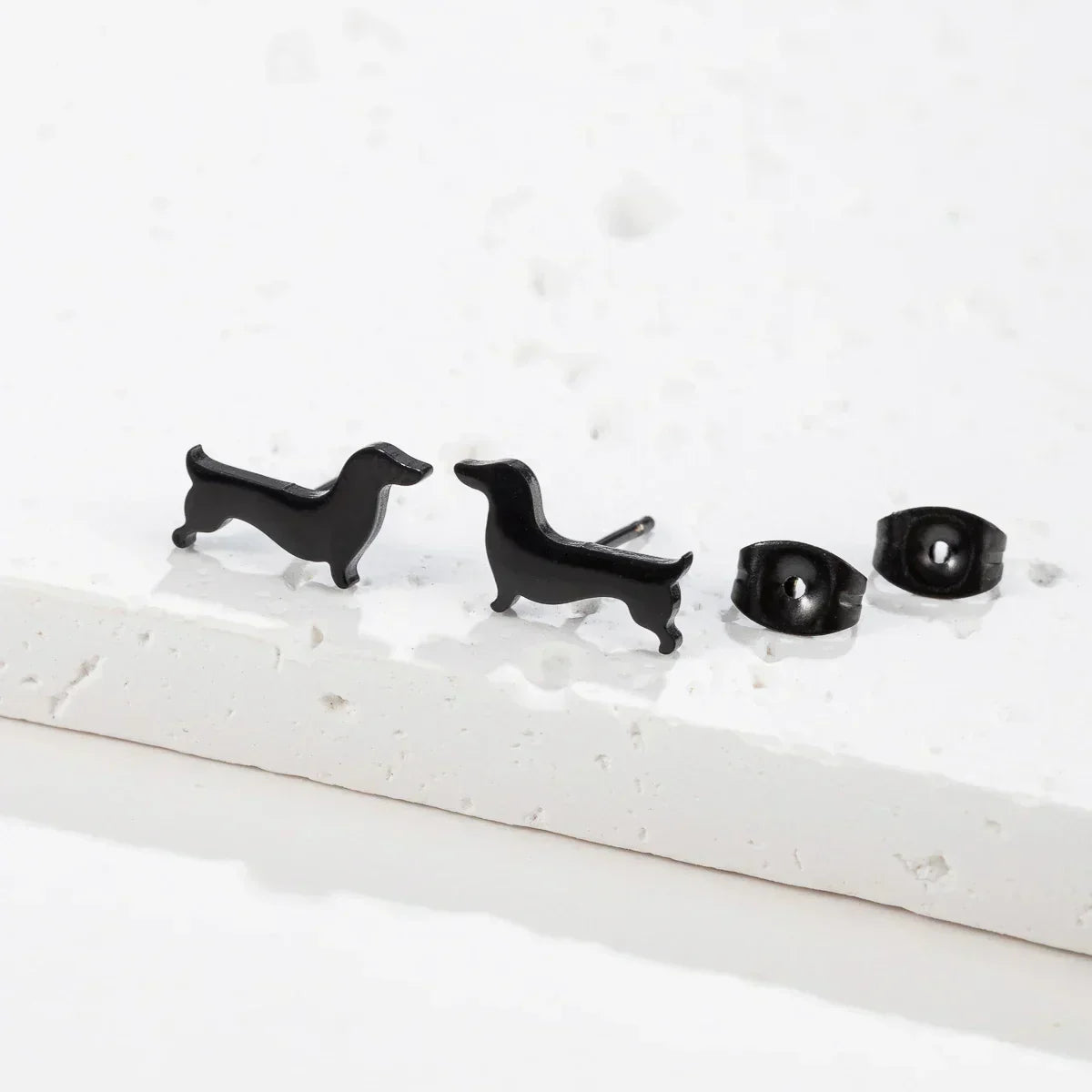 Taxformade stiftörhängen i minimalistisk design