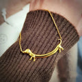 Guldfärgat halsband med taxvalp
