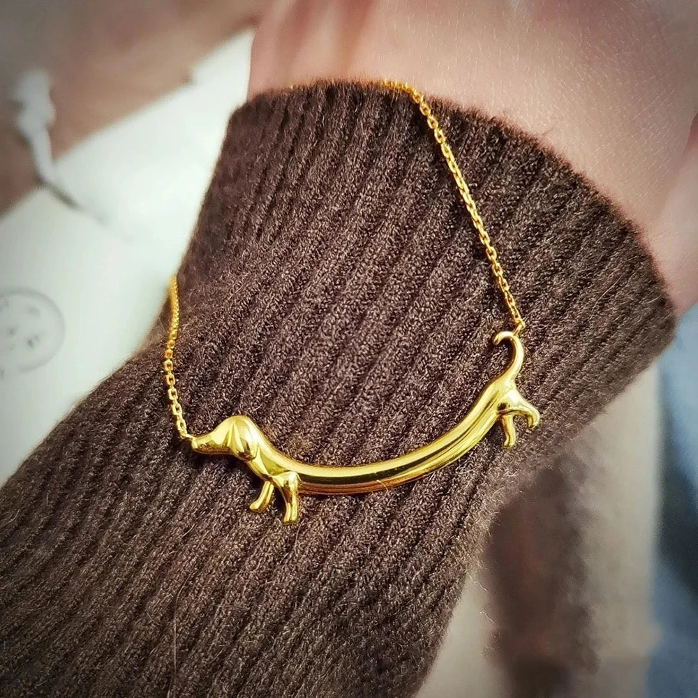 Guldfärgat halsband med taxvalp