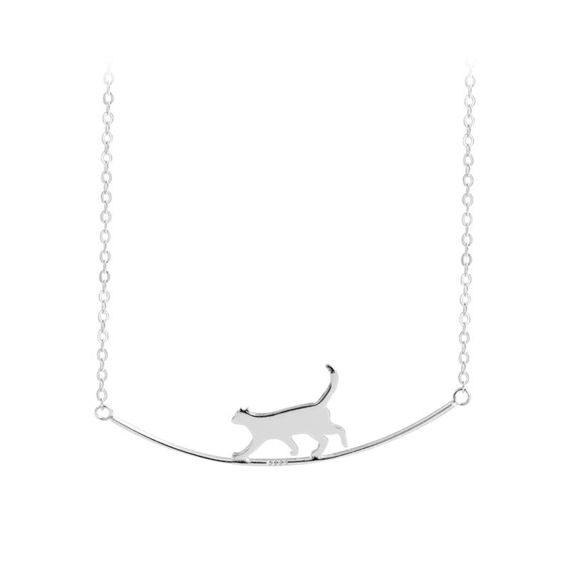 Silverfärgat halsband med klättrande katt