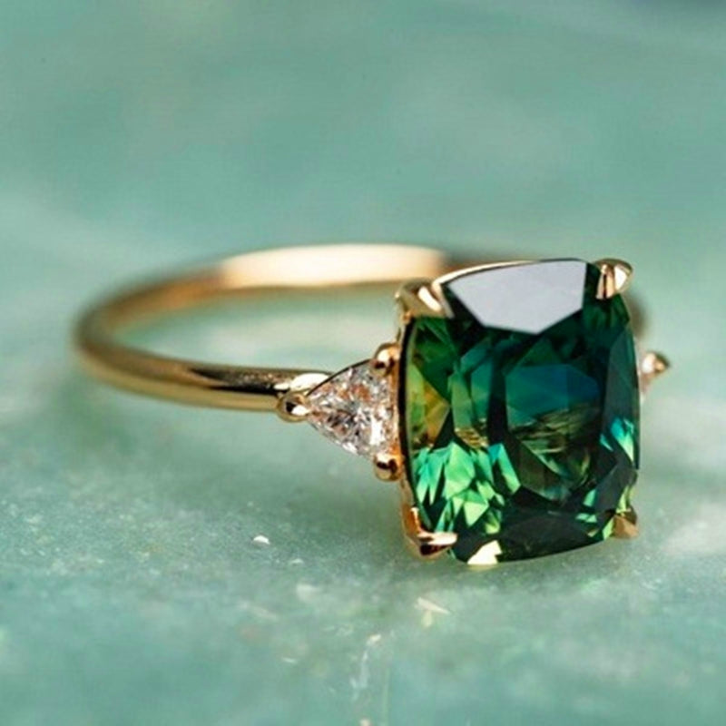 Luck – guldfärgad ring med grön zirkonia