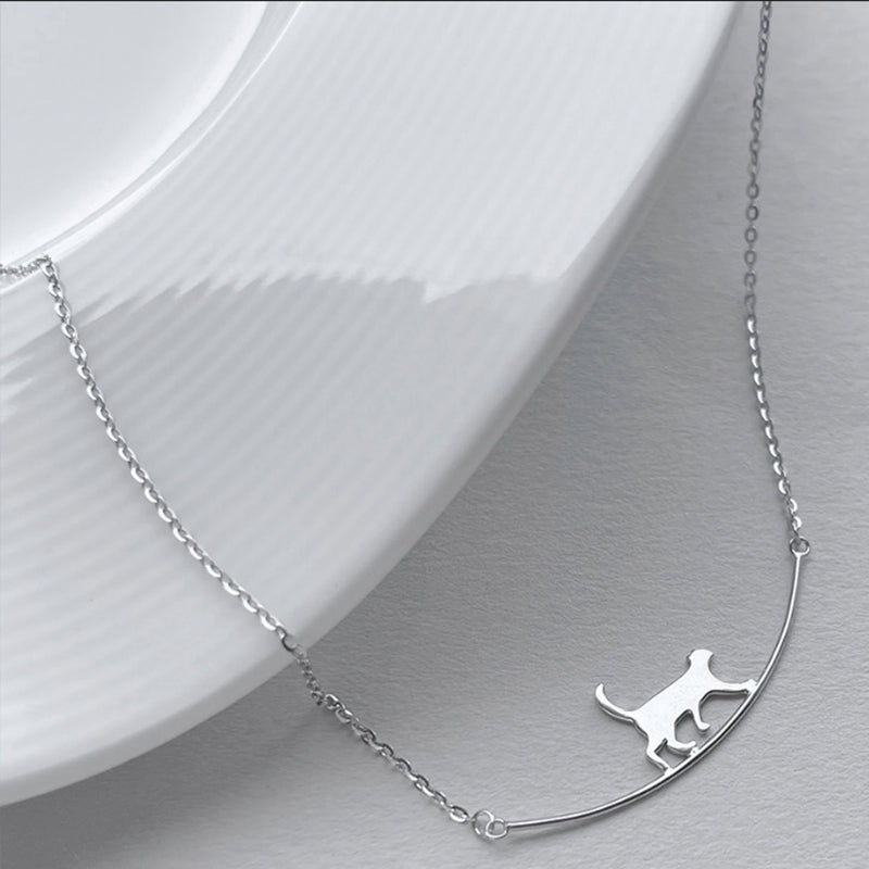 Silverfärgat halsband med klättrande katt
