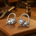 Hängande örhängen med sovande valp i sterlingsilver