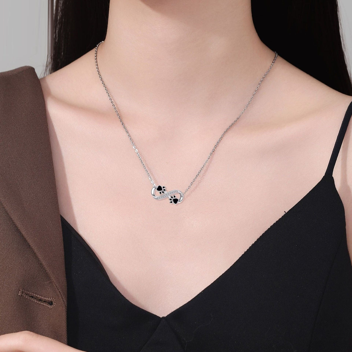 Halsband med tass och zirkonia – oändlig kärlek