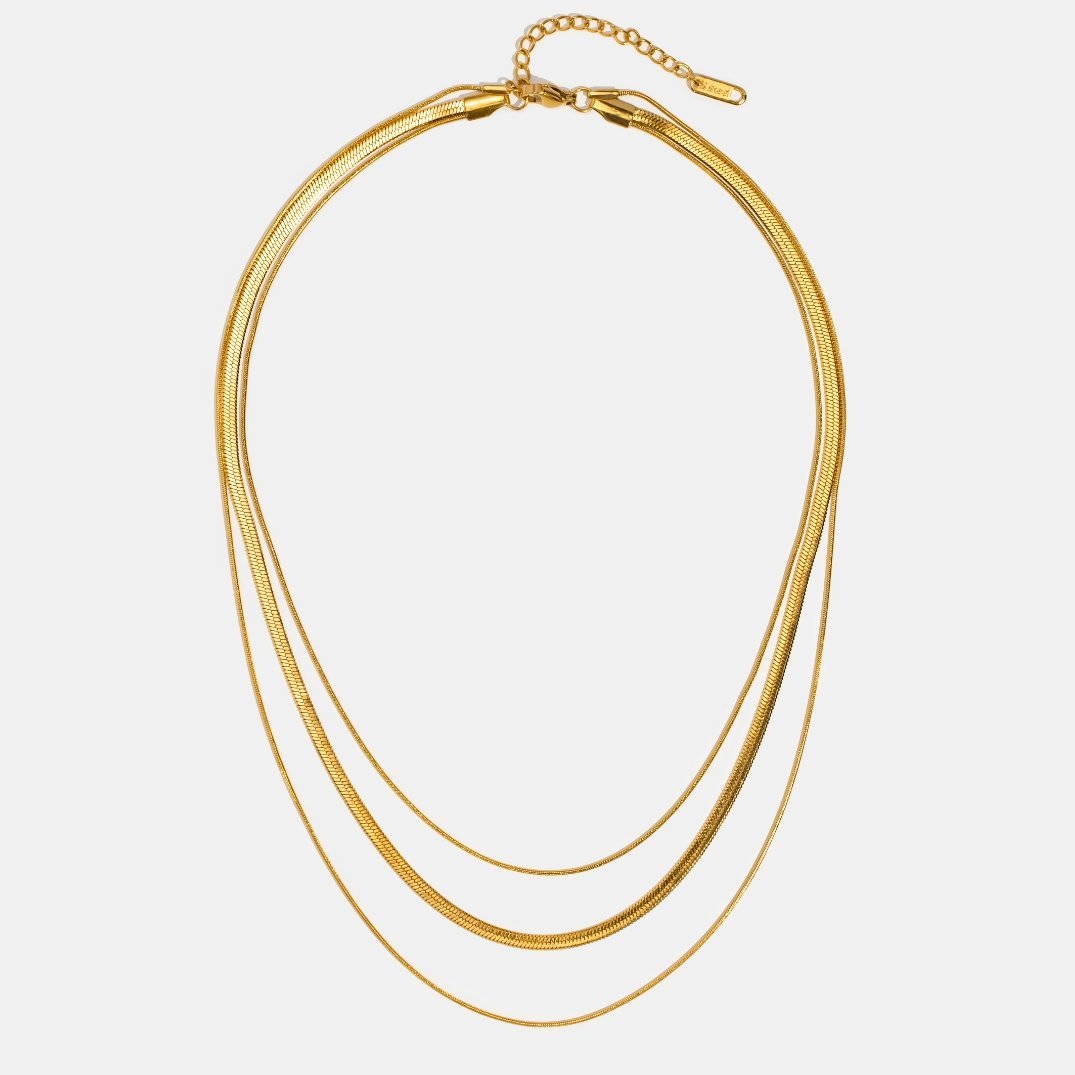 Guldfärgat halsband i flera lager