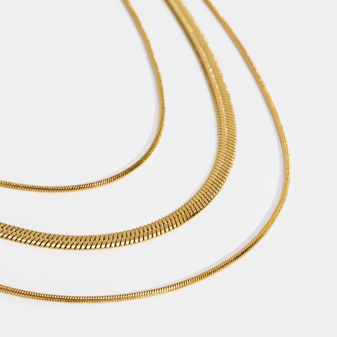 Guldfärgat halsband i flera lager