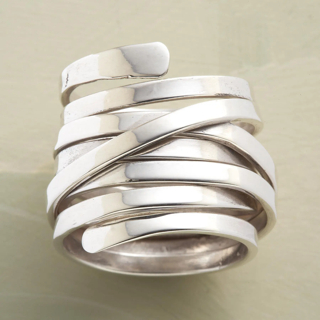 Bliss – bred silverfärgad ring i lagerdesign