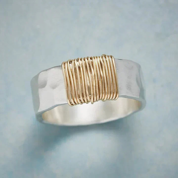 Vintageinspirerad ring i guld- och silverton