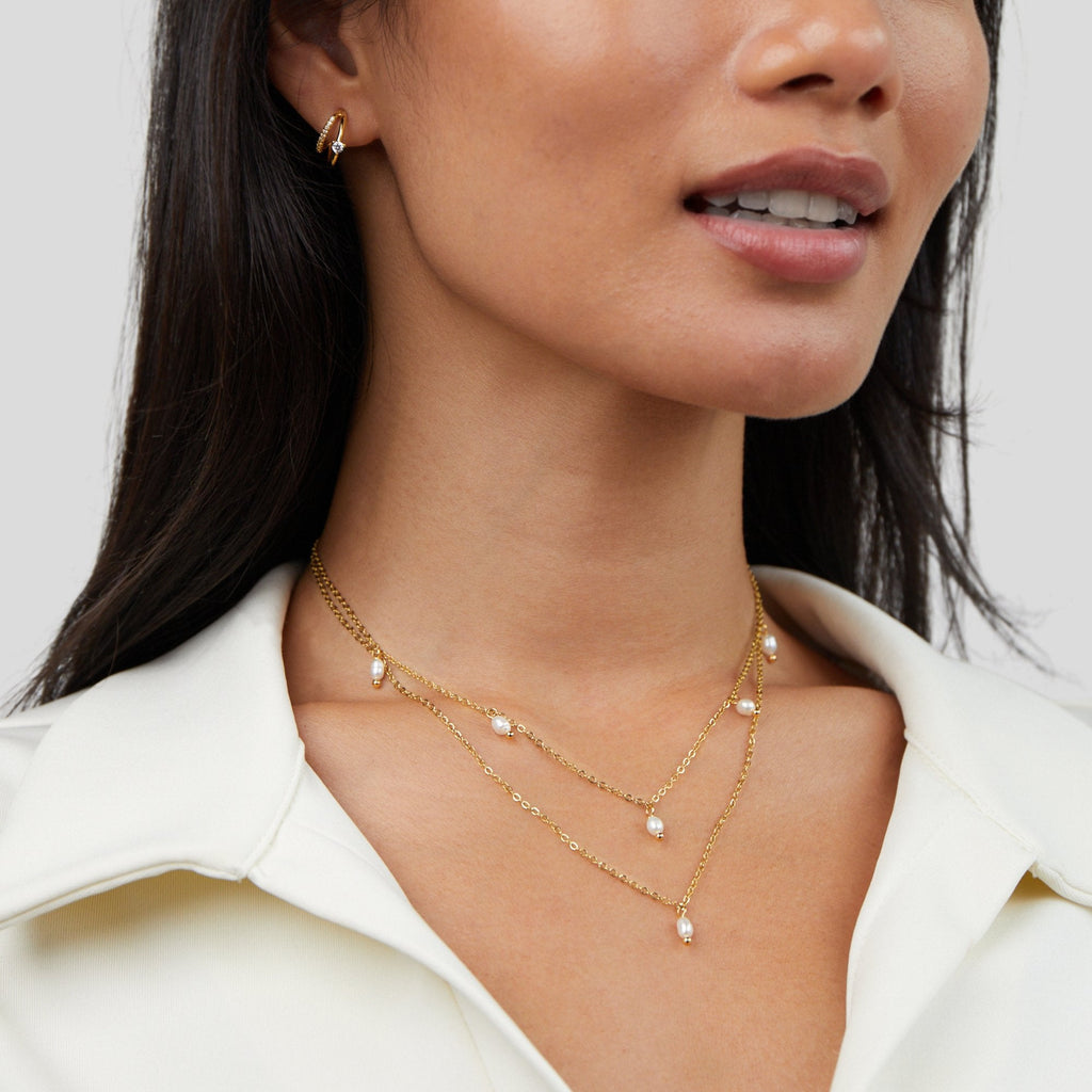 Kay – flerradigt halsband med hängande pärla