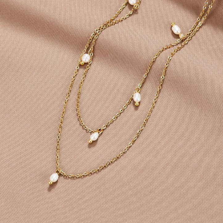 Kay – flerradigt halsband med hängande pärla