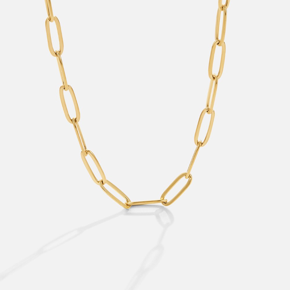 Guldfärgat halsband med klämformad detalj