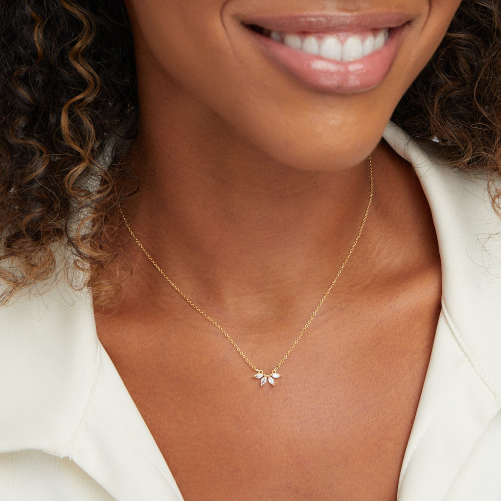 Omelia – halsband med kristallblad