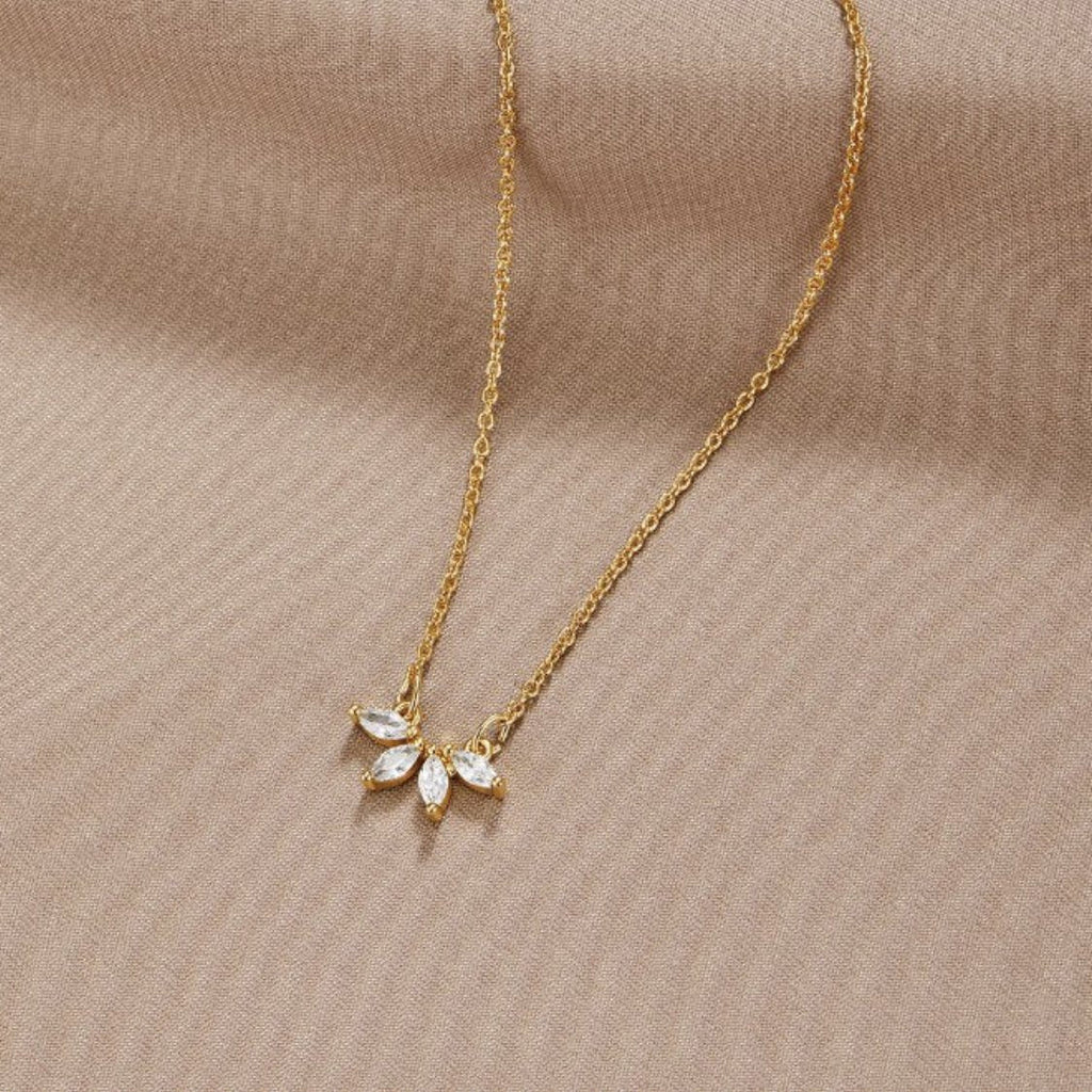 Omelia – halsband med kristallblad