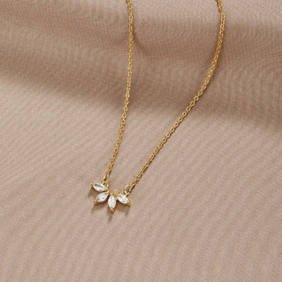 Omelia – halsband med kristallblad